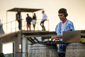 DJ en evento en Casartero